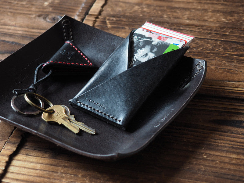 ES Corner Leather Minimalist Card Holder Slim Card Wallet Credit card Business card holder Black color with Guitar Pick Holder keychain on Black Valet Tray