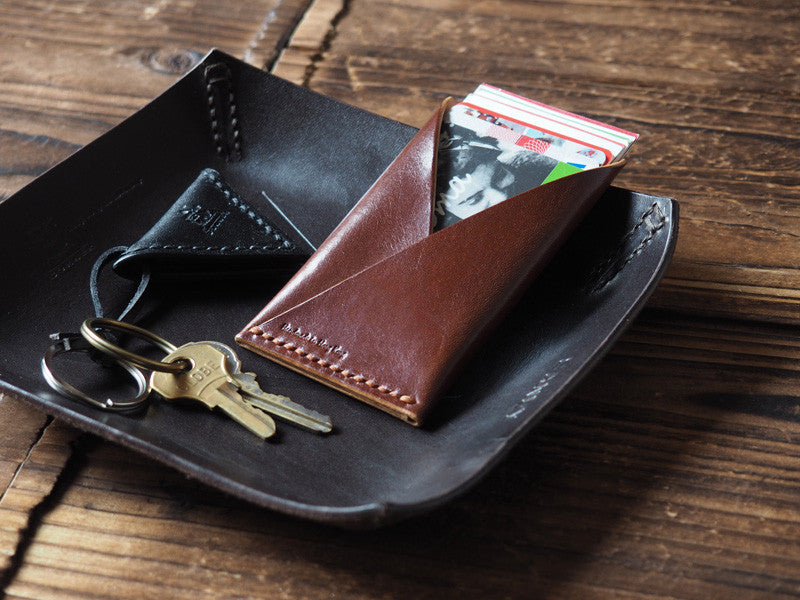 ES Corner Leather Minimalist Card Holder Slim Card Wallet Credit card Business card holder Whiskey Brown with black guitar pick holder keychain on leather valet tray