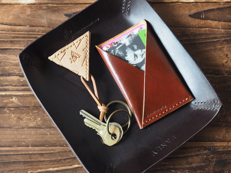 ES Corner Handmade Leather Guitar Pick Case Slim Card Wallet on Leather Valet Tray Natural Nude Brown