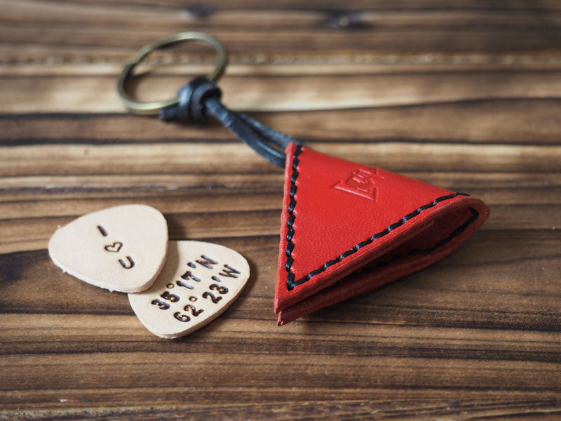 ES Corner Handmade Leather Guitar Pick Case Pick Holder Personalized with Leather Pick Red Main Shot 