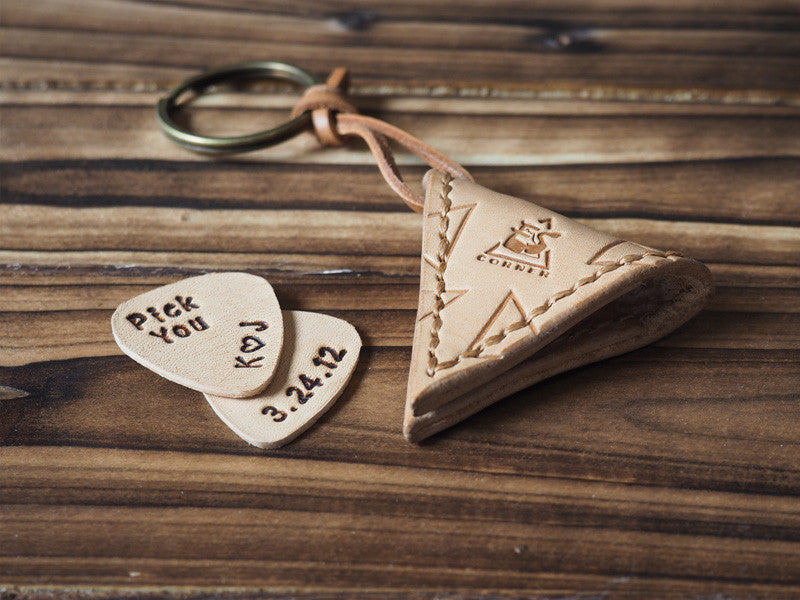 ES Corner Handmade Leather Guitar Pick Case Pick Holder Personalized with Leather Pick Natural Nude Hand-tooled triangle pattern